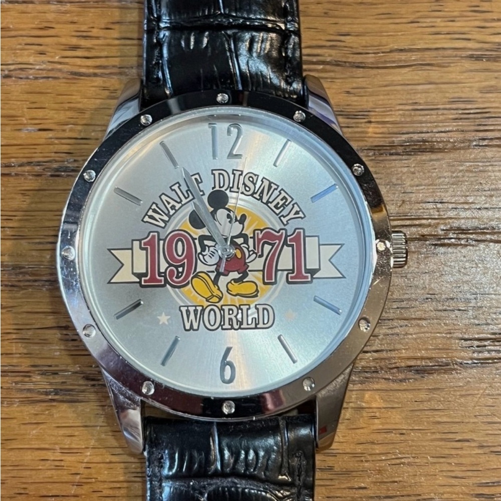 1971 WALT DISNEY WORLD GENUINE LEATHER LIMITED RELEASE DISNEY PARKS MICKEY MOUSE